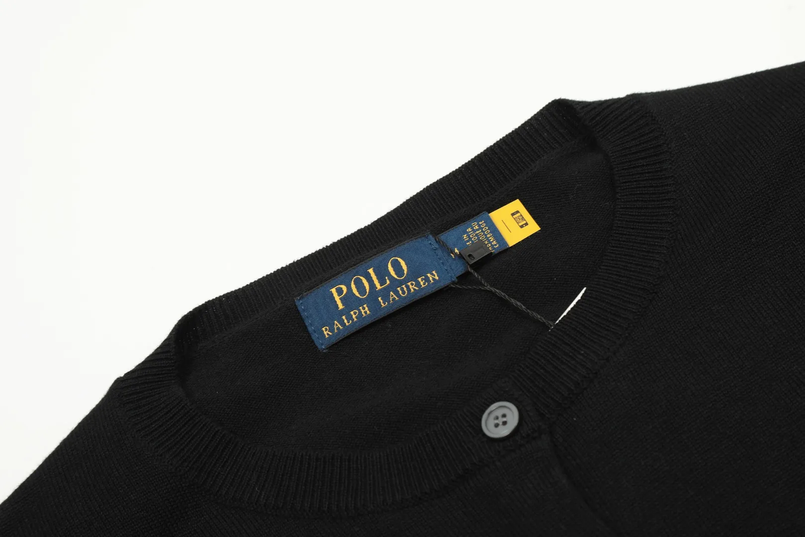 P190 Top quality" Style number: DS010# [Ralph Lauren solid color round neck basic pony embroidered logo knitted cardigan long sleeves] ✅Ralph Lauren Ralph Lauren classic basic versatile jersey cardigan long-sleeved small jacket ✅Main supplier of platform live broadcast wholesale entity ✅ZP quality 1:1 version can scan the code to enter the GF website Counter quality ✅Detailed quality is the only one in Guangzhou Imported quality cotton yarn focuses on high-end and cost-effective Needless to say good quality. ✅The version is restored to the original. Loose, comfortable and stress-free. Simple is high-end. Classic is timeless. ✅The upper body is simple and easy to match. A must-have for goddess ootd. Good-looking clothes are never picky. A must-have in the goddess’ wardrobe. Size: S-XL. Color: off-white, light blue, pink, khaki, military green, gray, navy blue, black, Chinese red, mint green.